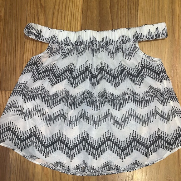 Cute crop off the shoulders top - Picture 1 of 3